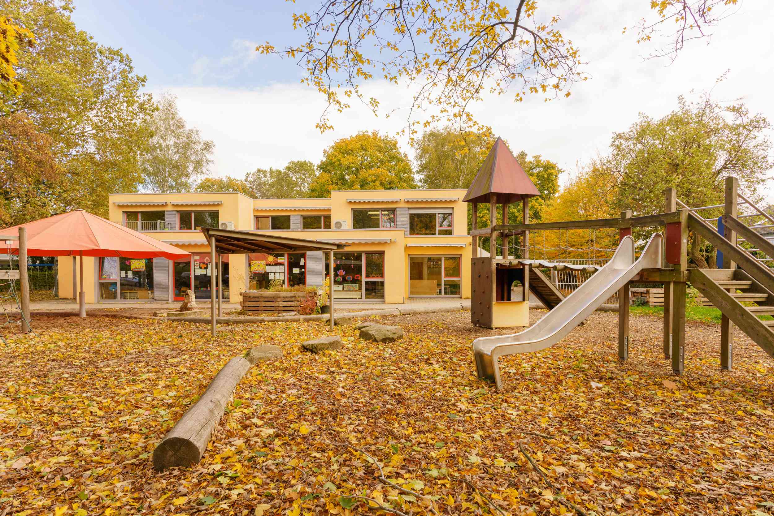 Außenbereich mit Rutsche im Kinderzentrum Carl-Sonnenschein-Straße